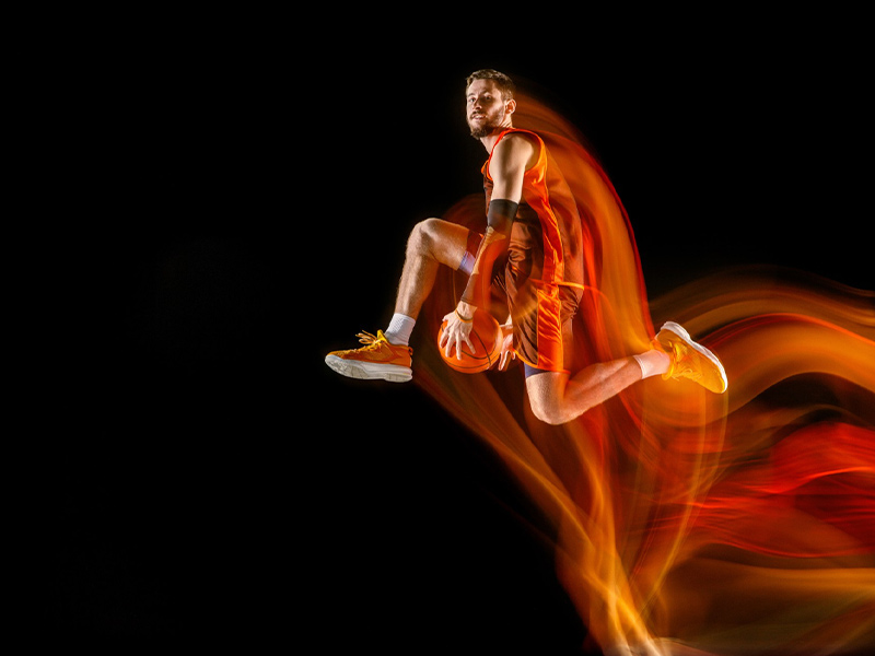 很需要你😸里夫斯赛后在通道与队友逐一击掌鼓劲~